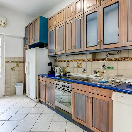 Dora Apartment *